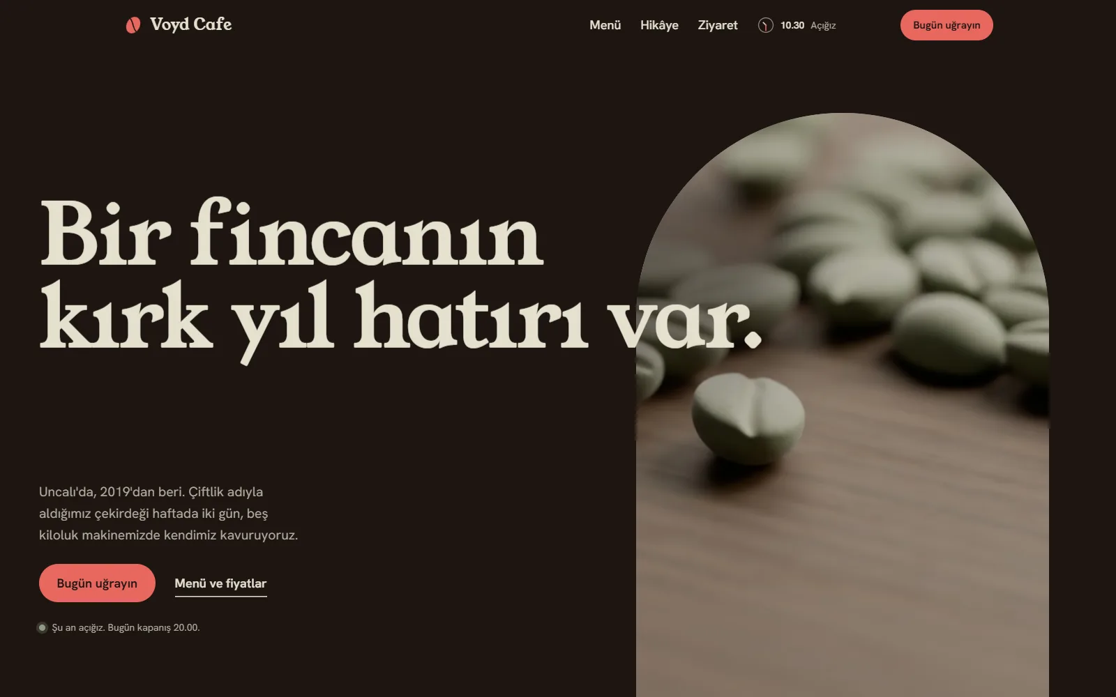Örnek tasarım: bir kahvecinin sitesinin bilgisayardaki açılışı: solda “Bir fincanın kırk yıl hatırı var” başlığı ve düğmeler, sağda kemerli bir pencerede ceviz masaya dağılmış yeşil kahve çekirdekleri.