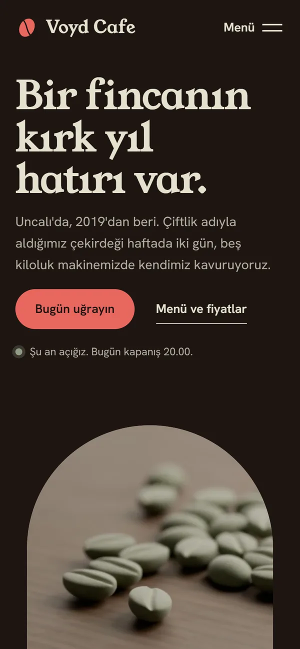Voyd Cafe ana sayfası, telefon, koyu tema: üstte başlık, kısa açıklama, düğmeler ve dükkânın açık olduğunu söyleyen satır; altında kemerli pencerede yeşil kahve çekirdekleri.
