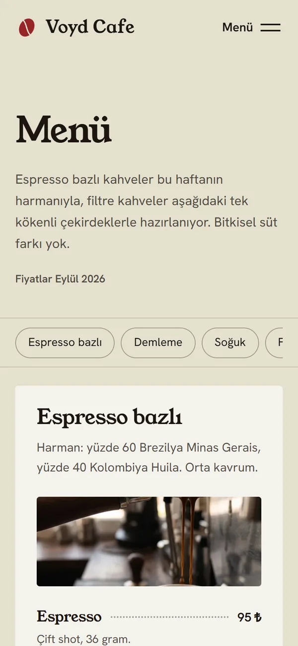 Voyd Cafe menü sayfası, telefon, açık tema: menü başlığı, bölüm kısayolları ve kâğıt yaprak gibi duran espresso bazlı kahveler listesi; fiyatlar noktalı çizgiyle ada bağlı.