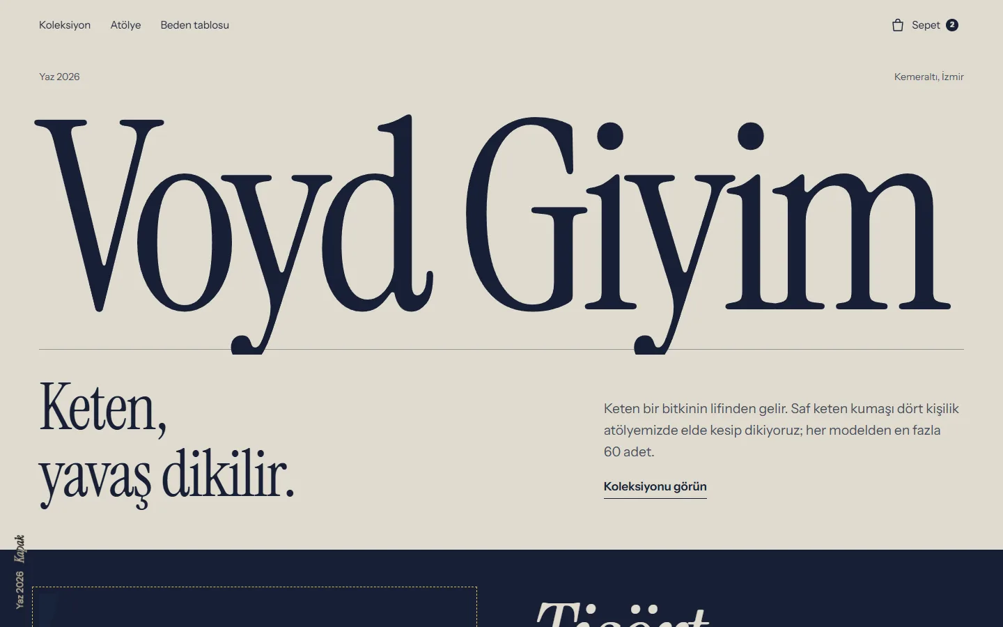 Voyd Giyim ana sayfasının açılışı, masaüstü, açık tema: dergi kapağı gibi sayfa genişliğinde “Voyd Giyim” yazısı, altında “Keten, yavaş dikilir” başlığı, kısa açıklama ve metin içinde “Koleksiyonu görün” bağlantısı; ekranın altından lacivert “Tişört” bölümü görünüyor.