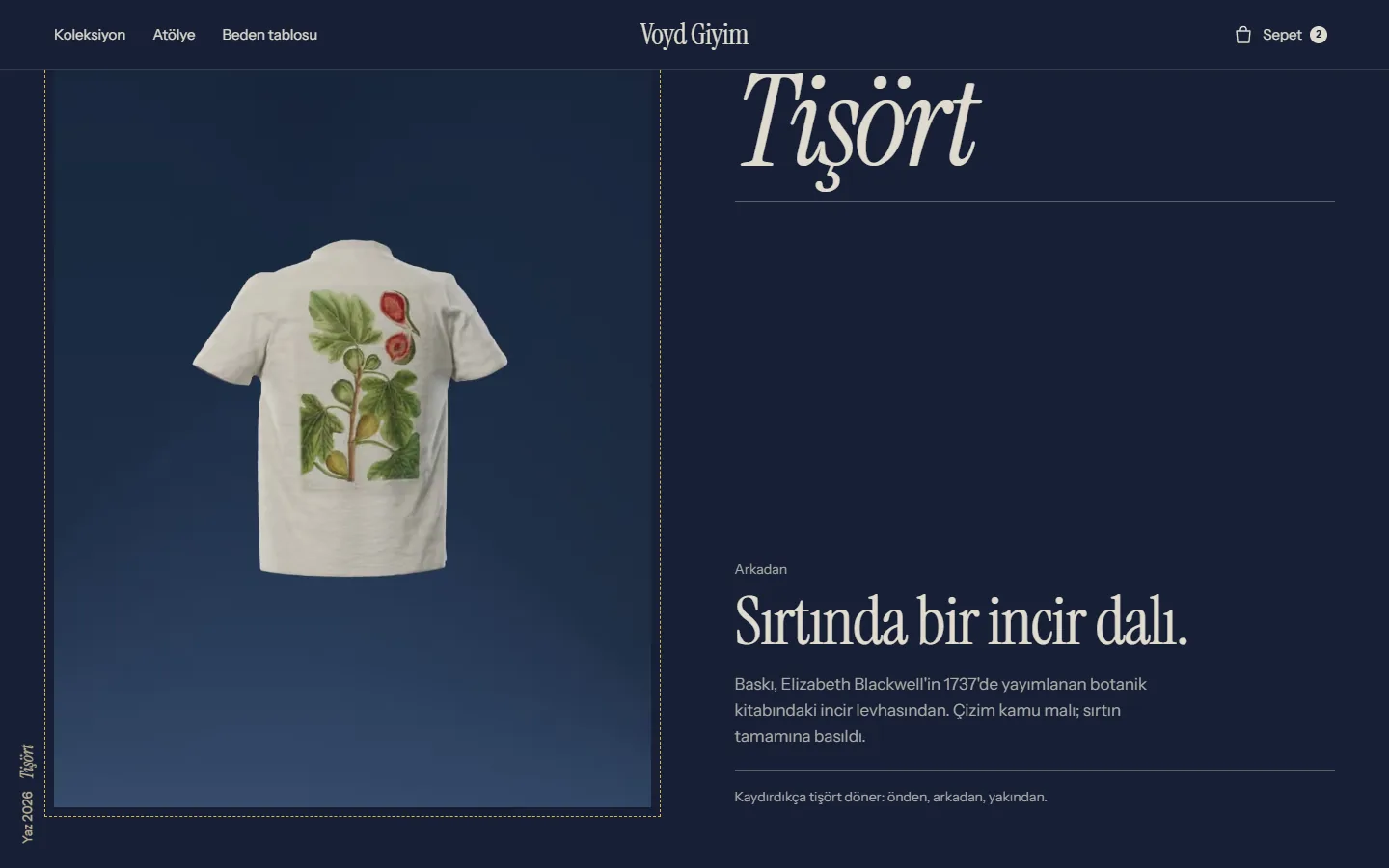 Voyd Giyim ana sayfasının “Tişört” bölümü, masaüstü, koyu tema: solda tebeşir çizgili levhada sırtında incir dalı baskısı olan keten tişört, sağda dev italik “Tişört” bölüm adı ve “Sırtında bir incir dalı” altyazısı.